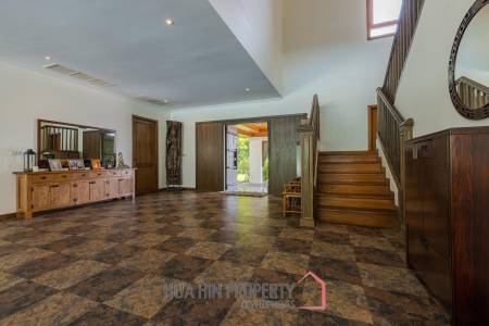 Amazing 9 bed, 8 Bath Pool Villa on Palm Hills Golf Course