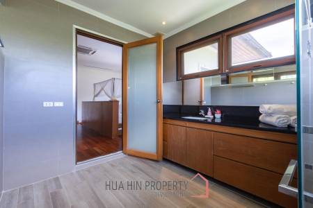 Amazing 9 bed, 8 Bath Pool Villa on Palm Hills Golf Course
