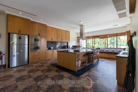 Amazing 9 bed, 8 Bath Pool Villa on Palm Hills Golf Course