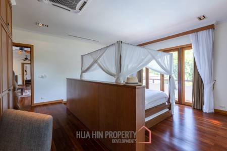 Amazing 9 bed, 8 Bath Pool Villa on Palm Hills Golf Course