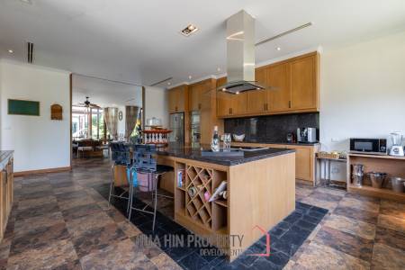 Amazing 9 bed, 8 Bath Pool Villa on Palm Hills Golf Course