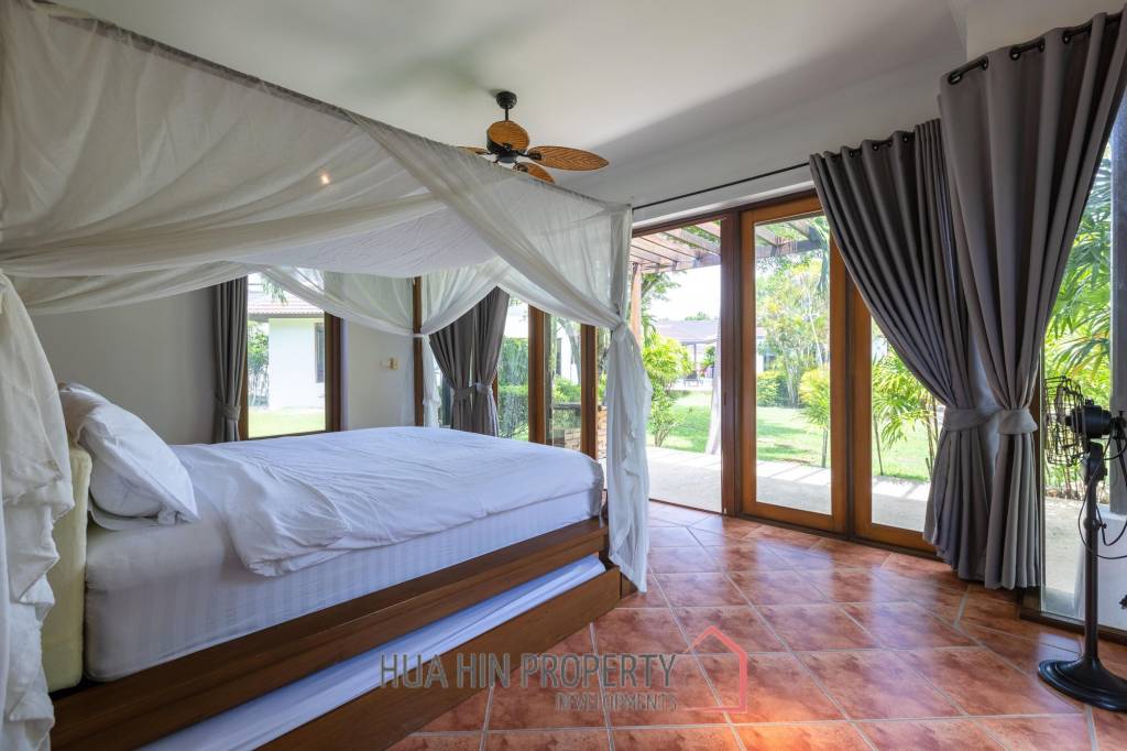Amazing 9 bed, 8 Bath Pool Villa on Palm Hills Golf Course