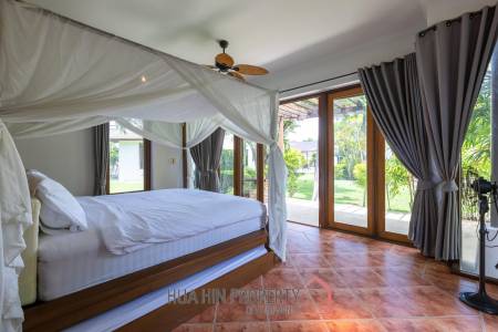 Amazing 9 bed, 8 Bath Pool Villa on Palm Hills Golf Course