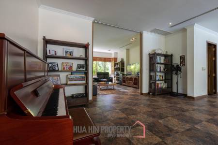 Amazing 9 bed, 8 Bath Pool Villa on Palm Hills Golf Course