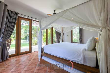 Amazing 9 bed, 8 Bath Pool Villa on Palm Hills Golf Course