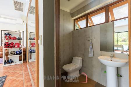 Amazing 9 bed, 8 Bath Pool Villa on Palm Hills Golf Course
