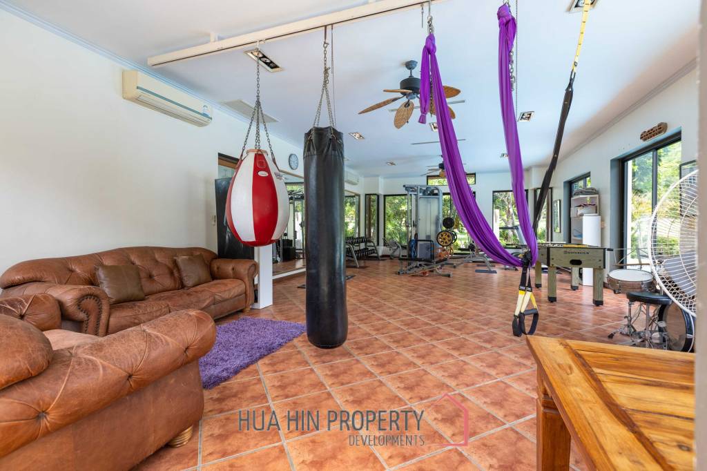 Amazing 9 bed, 8 Bath Pool Villa on Palm Hills Golf Course