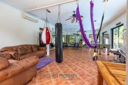 Amazing 9 bed, 8 Bath Pool Villa on Palm Hills Golf Course