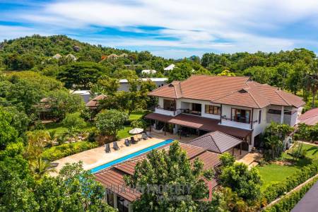 Amazing 9 bed, 8 Bath Pool Villa on Palm Hills Golf Course