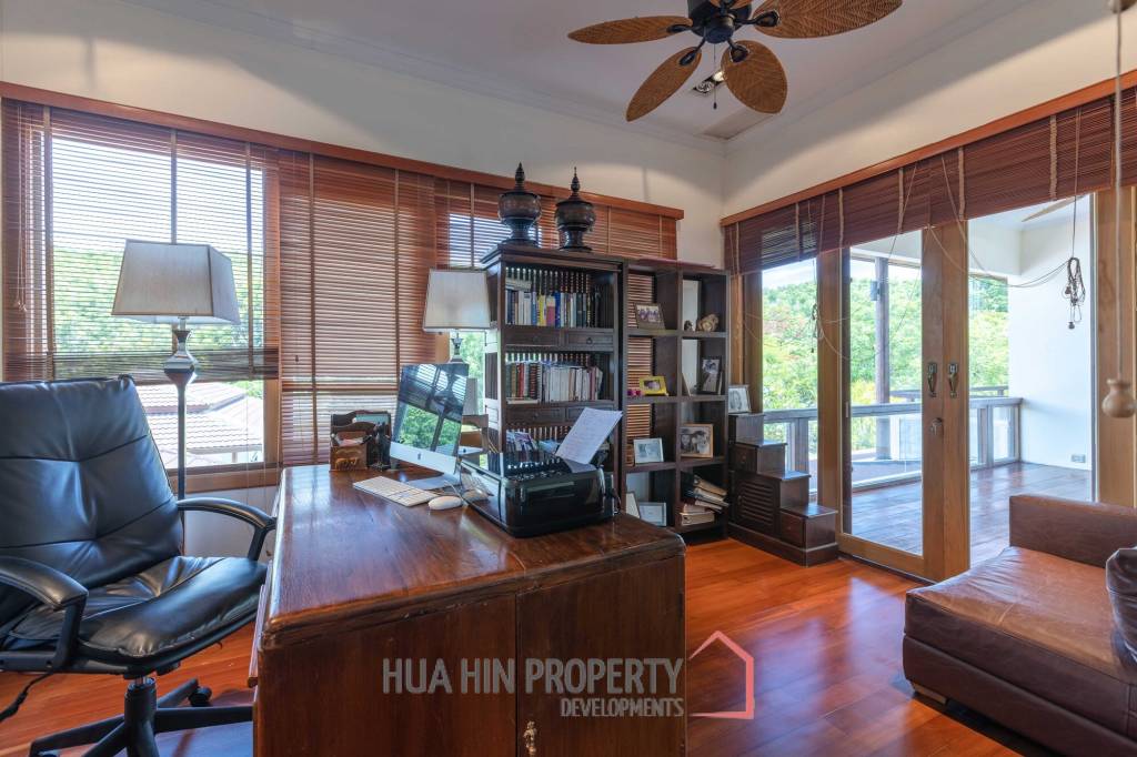 Amazing 9 bed, 8 Bath Pool Villa on Palm Hills Golf Course