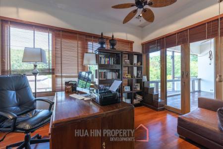 Amazing 9 bed, 8 Bath Pool Villa on Palm Hills Golf Course