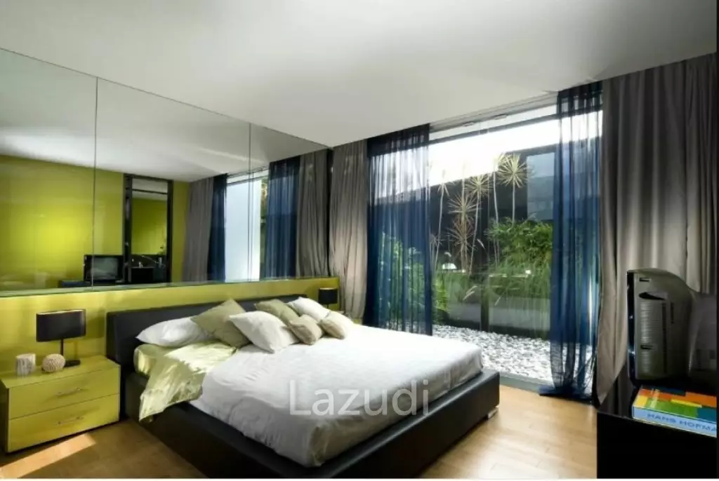 Modern designer 4 bedrooms villa fully furnished with sea views