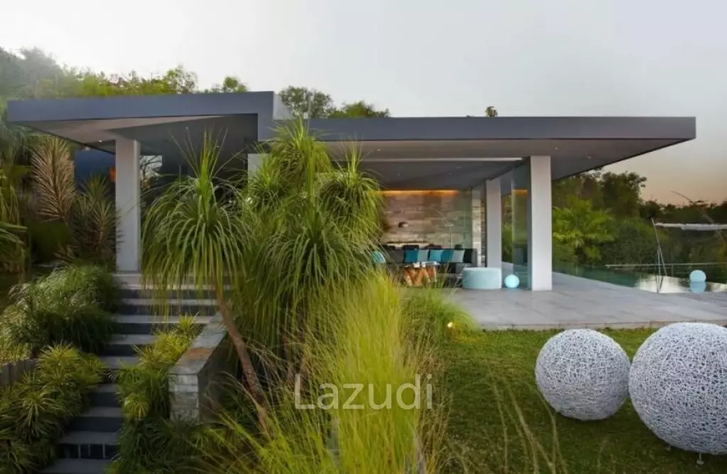 Modern designer 4 bedrooms villa fully furnished with sea views