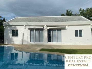 Beachfront 3 or 4 bed pool villa in Dolphin bay.