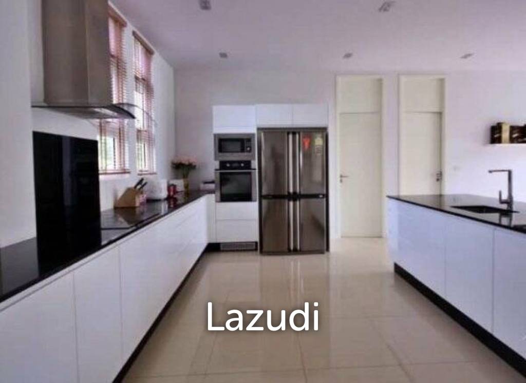 700 Kvm 4 Seng 5 Bad Villa for Salg