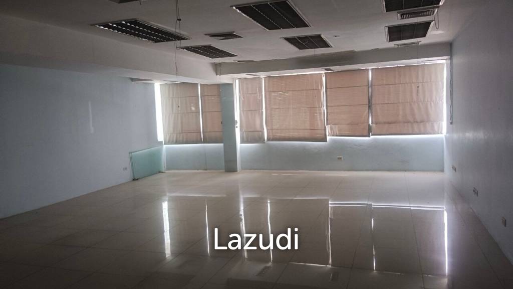 Pink Line Trian Showroom Building for Rent