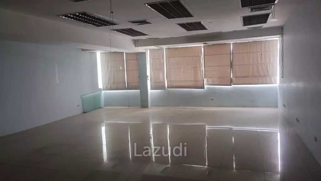 Pink Line Trian Showroom Building for Rent