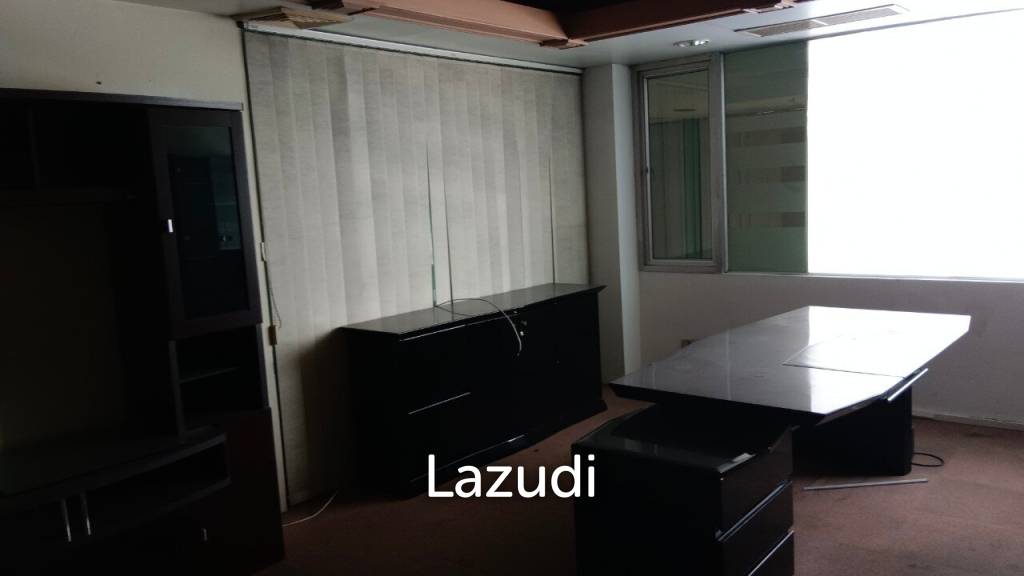 Pink Line Trian Showroom Building for Rent