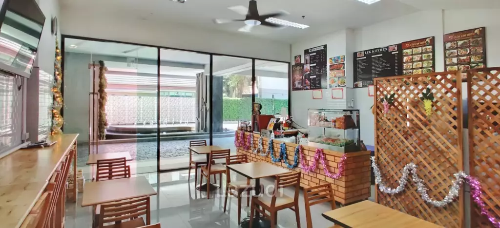 Retail shop for rent in RichPark Triple Station