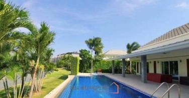 BLACK MOUNTAIN : Luxury 3 Bed Pool Villa on Golf Course