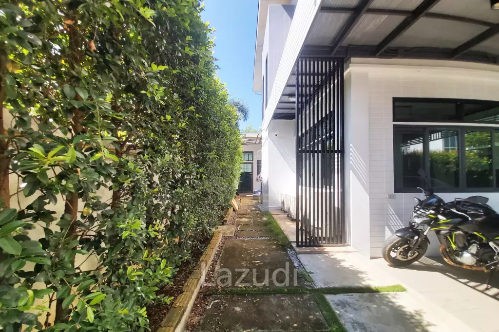 ขายบ้านโมเดิร์น 5 ห้องนอน 2 ชั้นพร้อมสระว่ายน้ำ