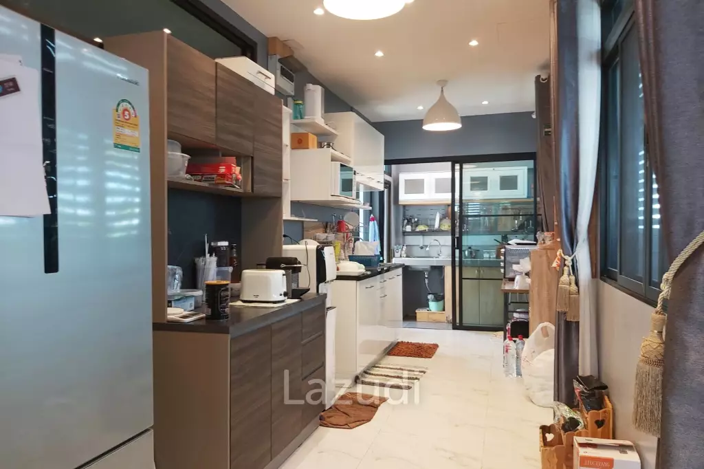 ขายบ้านโมเดิร์น 5 ห้องนอน 2 ชั้นพร้อมสระว่ายน้ำ