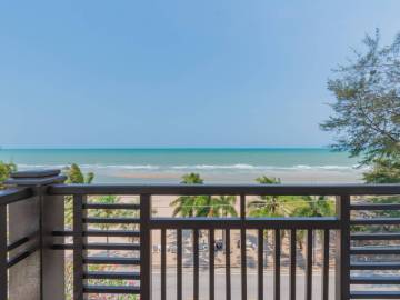 BEACH PALACE: SUPER VALUE ABSOLUTE BEACH FRONT 3 BED CONDO