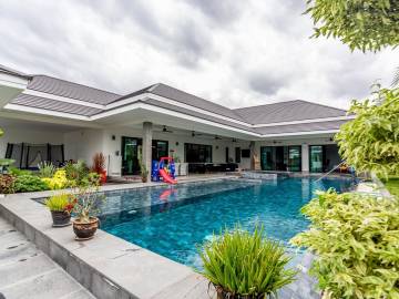 Modern 4 Bedroom Pool Villa With Large Pool
