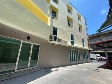 Commercial Building on Sukhumvit Soi 22
