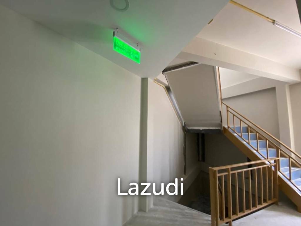 Commercial Building on Sukhumvit Soi 22