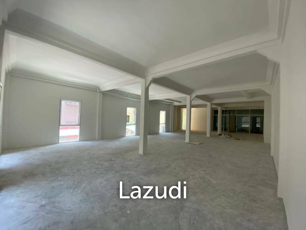 Commercial Building on Sukhumvit Soi 22