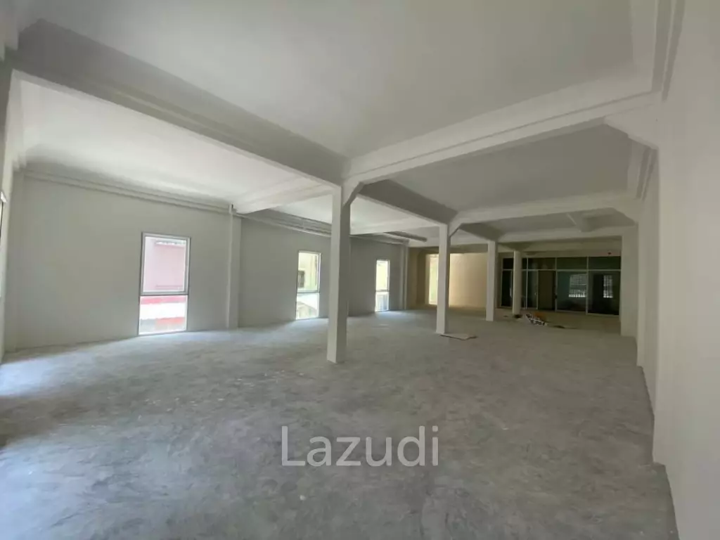 Commercial Building on Sukhumvit Soi 22