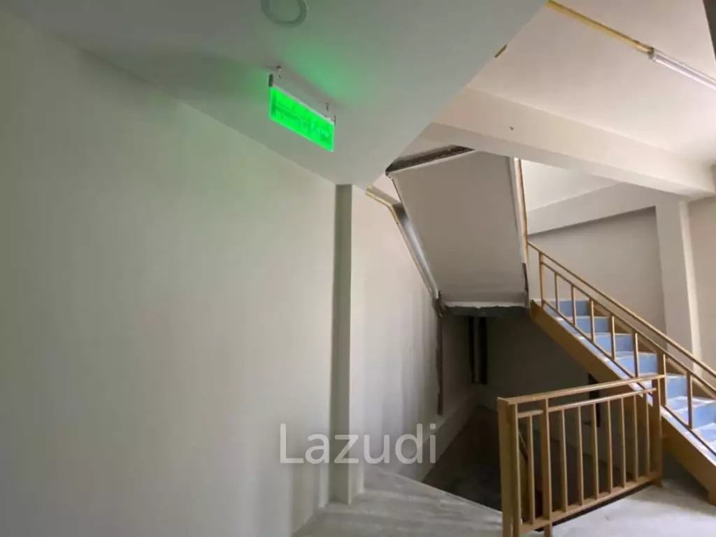 Commercial Building on Sukhumvit Soi 22