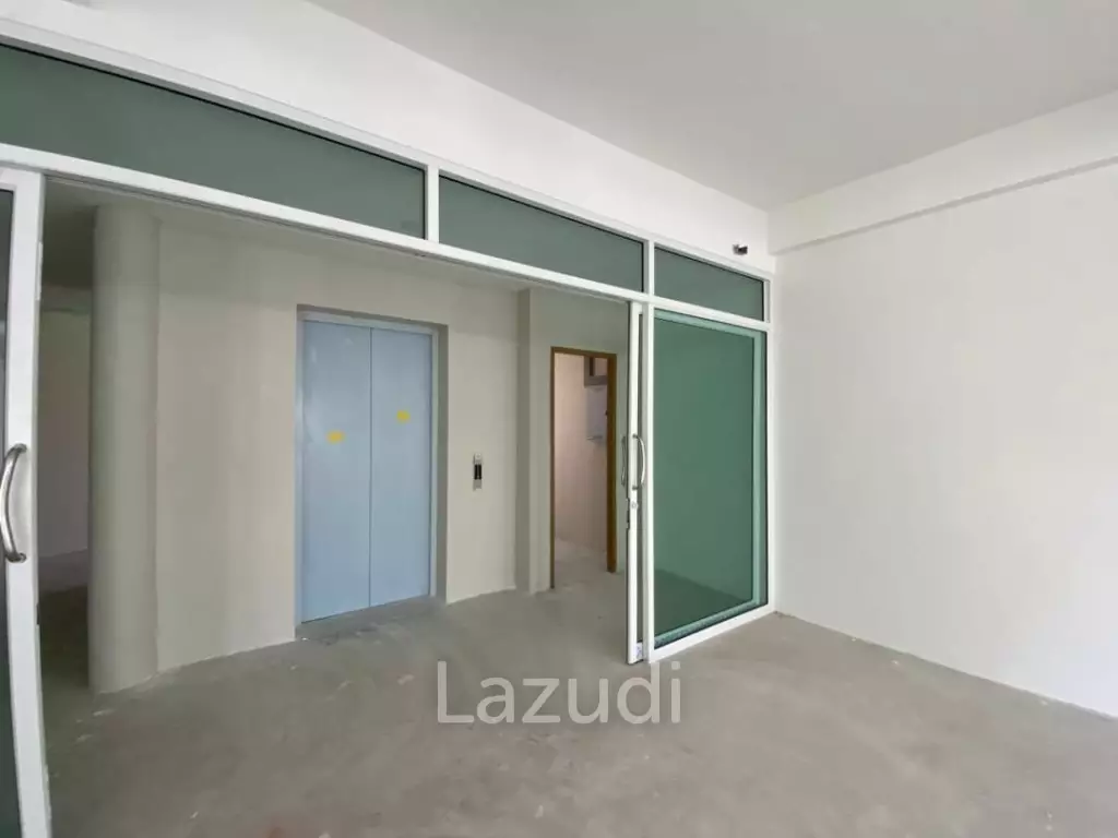 Commercial Building on Sukhumvit Soi 22