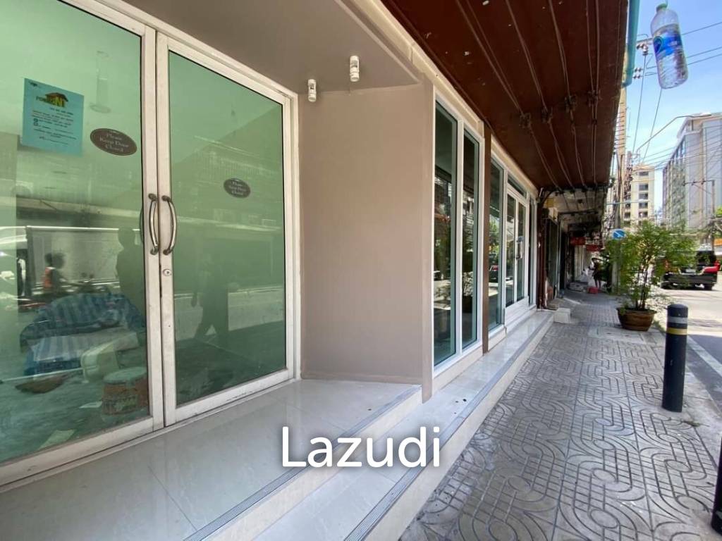 Commercial Building on Sukhumvit Soi 22