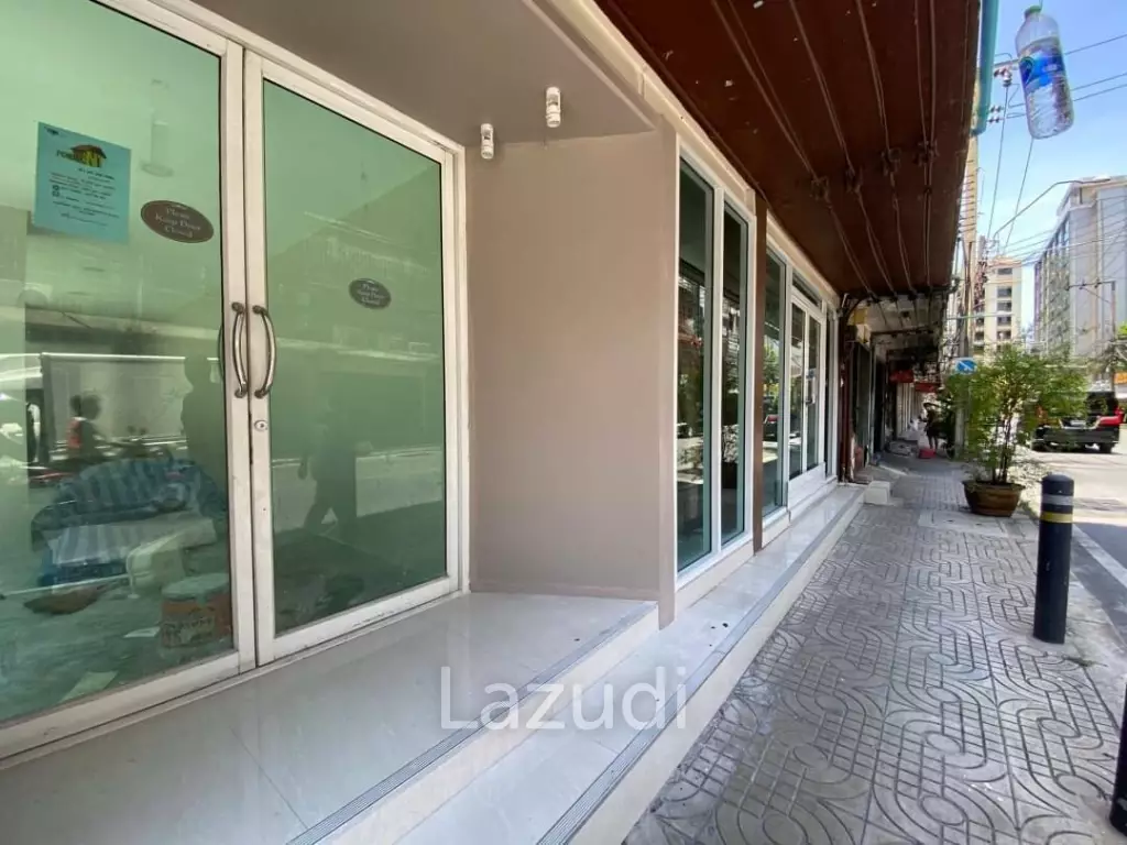 Commercial Building on Sukhumvit Soi 22