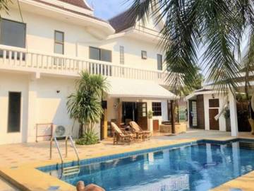 TROPICAL GARDEN VISION : Great Value spacious 3 bed pool Villa on feature lake.