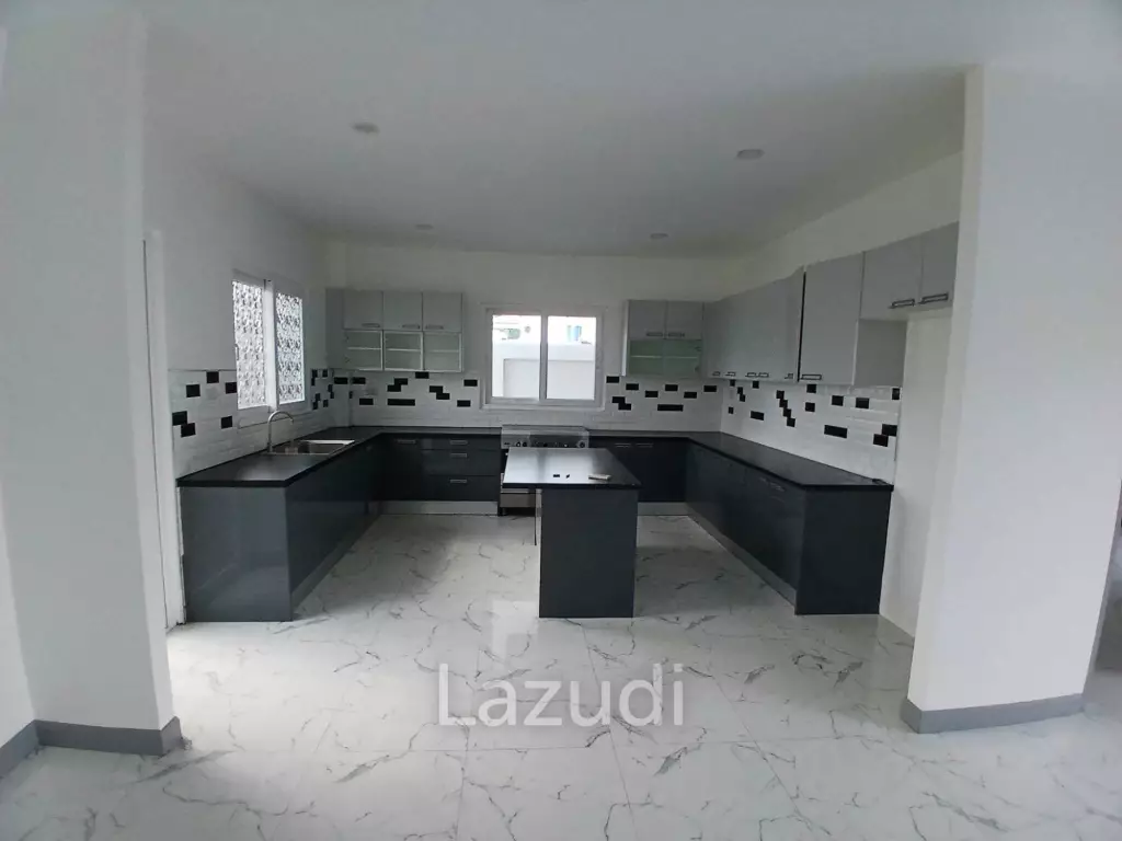 5 Bedroom Pool Villa For Sale Near Phoenix Golf Course
