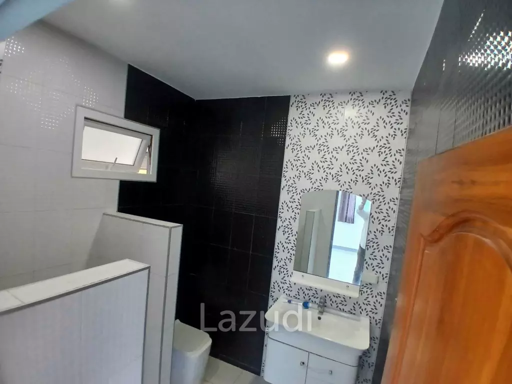 5 Bedroom Pool Villa For Sale Near Phoenix Golf Course