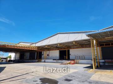 Yellow line Train of 8,227 SQM warehouse for rent at Srinakarindra Road