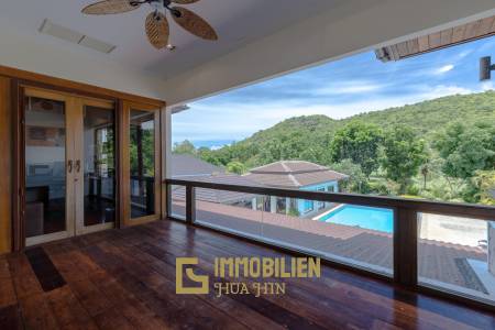 Palm Hill: Large 5 Bed villa on golf course