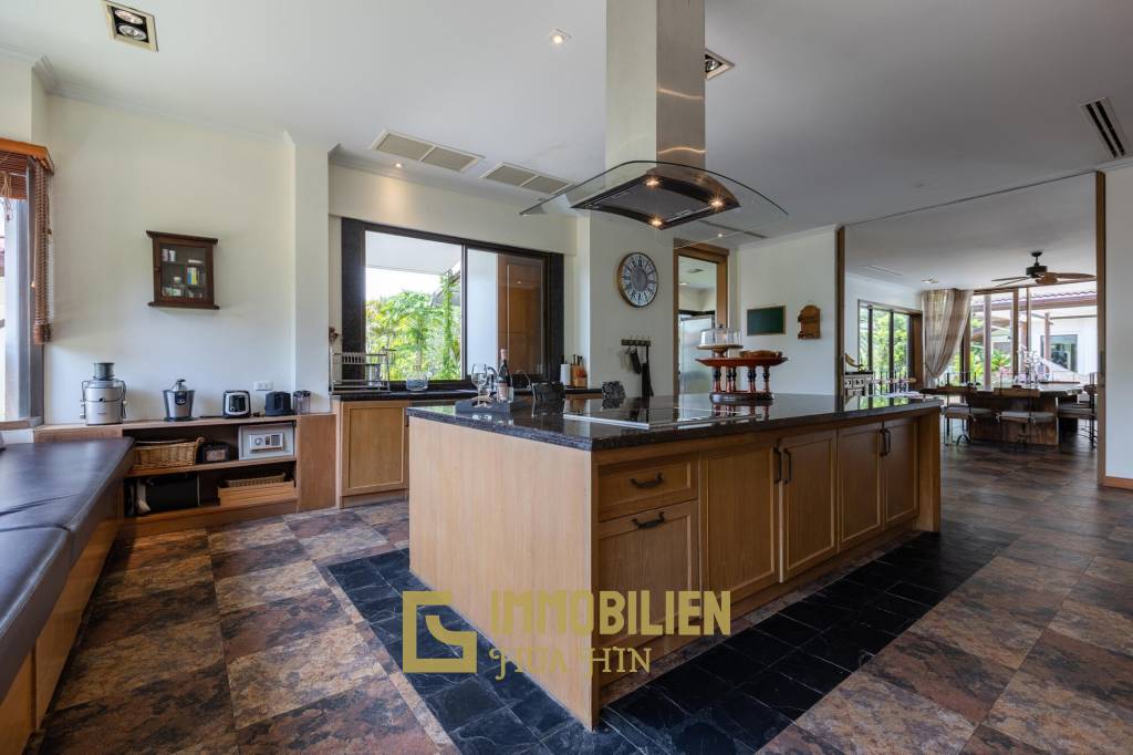 Palm Hill: Large 5 Bed villa on golf course