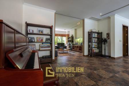 Palm Hill: Large 5 Bed villa on golf course