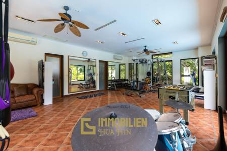 Palm Hill: Large 5 Bed villa on golf course