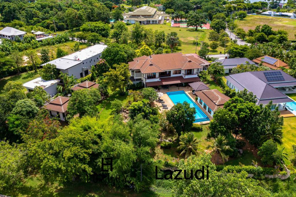 Palm Hill: Large 5 Bed villa on golf course