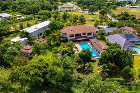 Palm Hill: Large 5 Bed villa on golf course
