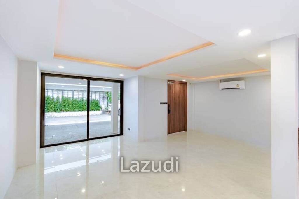3+1 bed 4 bath 33 sqw 210 sqm Townhouse for Sale