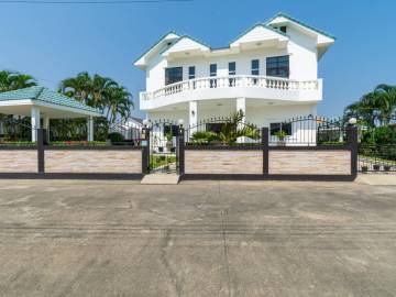 TROPICAL GARDEN VILLAGE : Nice Design and Good Value 2 Storey 4 Bed Villa with feature Jacuzzi.