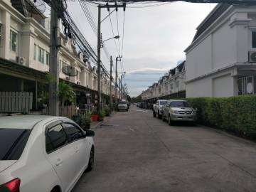 Townhouse for sale / rent
