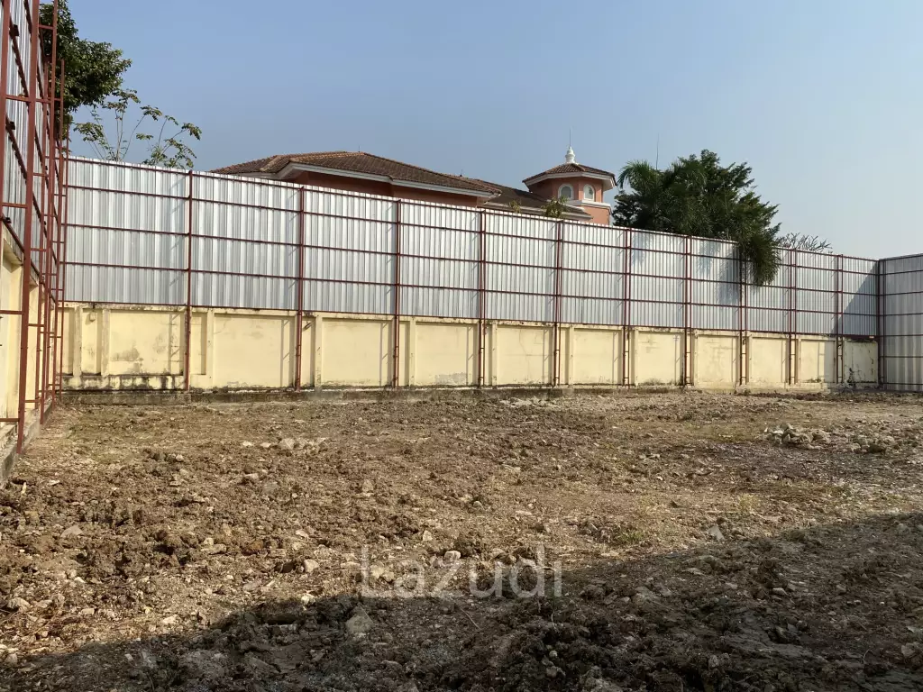 200 Sqw Land for Sale in Heart of Ekkamai